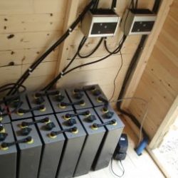 Ρυθμιστές φόρτισης και 2βολτες μπαταρίες σε αυτόνομο φωτοβολταϊκό σύστημα