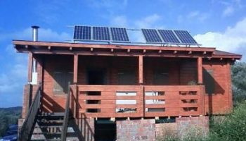 Φωτοβολταϊκά πάνελ σε στέγη αυτόνομου σπιτιού