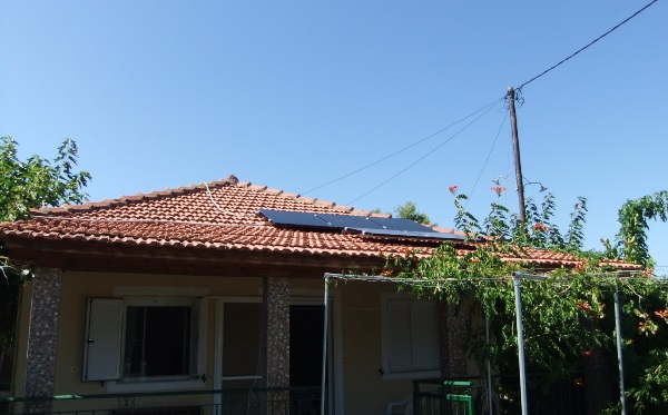 Φωτοβολταϊκά πάνελ Solar Frontier υψηλής παραγωγής σε κεραμίδια στέγης αυτόνομης εξοχικής κατοικίας