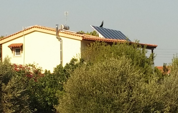 Φωτοβολταϊκά πάνελ σε στέγη σε αυτόνομο φωτοβολταϊκό σύστημα για μόνιμη κατοικία