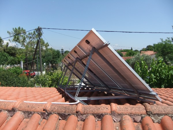 Φωτοβολταϊκά πάνελ στη στέγη της αυτόνομης κατοικίας με ενισχυμένες βάσεις διπλά γαλβανισμένου χάλυβα