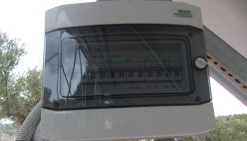 Ηλεκτρολογικός πίνακας DC αδιάβροχος, με ασφάλειες για τα φωτοβολταϊκά πάνελ