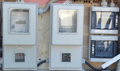 Πιστοποιημένος μετρητής - μόντεμ και ηλεκτρολογικοί πίνακες σε φωτοβολταϊκό στη Ζάκυνθο