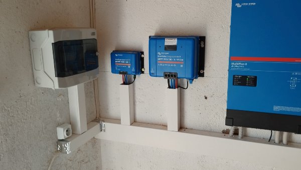 Πίνακας DC, ηλιακοί ρυθμιστές φόρτισης και ινβέρτερ/φορτιστής Victron